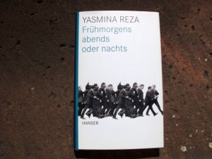 gebrauchtes Buch – Yasmina Reza – Frühmorgens, abends oder nachts. "L'aube le soir ou la nuit". Aus dem Französischen von Frank Heibert und Hinrich Schmidt-Henkel. Schutzumschlag von Peter-Andreas Hassiepen.