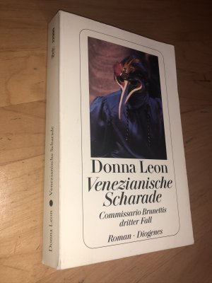 gebrauchtes Buch – Donna Leon – Venezianische Scharade - Commissario Brunettis dritter Fall