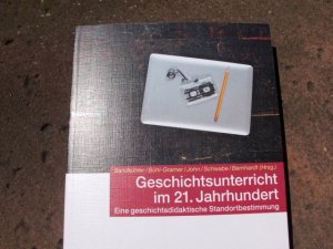 Geschichtsunterricht im 21. Jahrhundert. Eine geschichtsdidaktische Standortbestimmung. Mit 45 Abbildungen. Umschlaggestaltung von Michael Rechl. (= Schriftenreihe […]