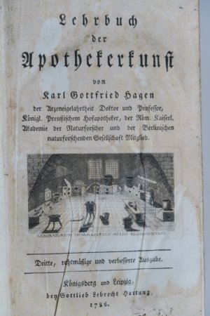 Hagen, Karl Gottfried. Lehrbuch der Apothekerkunst. Dritte (3.), rechtmäßige und verbesserte Ausgabe. Königsberg und Leipzig, bey Gottlieb Lebrecht Hartung […]