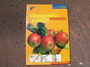 Obstgehölzschnitt Schritt für Schritt. Mit 26 Farbfotos und 240 Farbzeichnungen.