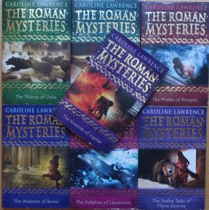 gebrauchtes Buch – Caroline Lawrence – The Roman Mysteries 1 - 7 (Ppb): The Thieves of Ostia, The Secrets of Vesuvius, The Pirates of Pompeii, The Assassins of Rome, The Dolphins of Laurentum, The Twelve Tasks of Flavia Gemina, The Enemies of Jupiter