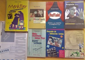 Anspiele: Praxisbuch Anspiel Band 3, Die Krisensammlerin, Auftakt, Werkbuch MissioSpots, Wir suchen eine Tür zum Leben, Praxisbuch Anspiele zu biblischen […]