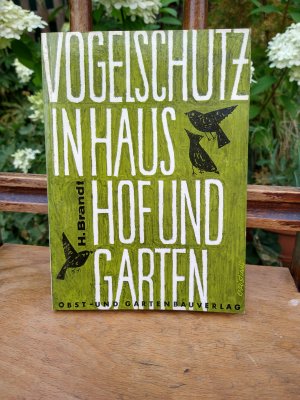 Vogelschutz in Haus, Hof und Garten. Mit 4 Farbtafeln und Textillustrationen von Irmgard Daxwanger und 29 technischen Zeichnungen vom Verfasser.