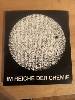 antiquarisches Buch – Wirtschaft, BASF, Chemie – Im Reich der Chemie. 100 Jahre BASF. Bilder aus der Vergangenheit und Gegenwart. Badische Anilin- & Soda - Fabrik AG. Ludwigshafen am Rhein.