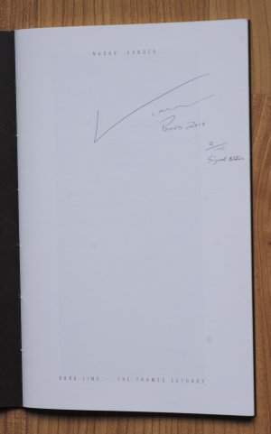 gebrauchtes Buch – Nadav Kander – Dark Line  The Thames Estuary - signed copy