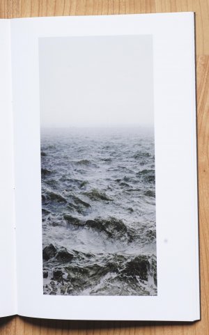 gebrauchtes Buch – Nadav Kander – Dark Line  The Thames Estuary - signed copy