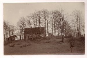 antiquarisches Buch – Ohne Angabe – AK SW Altes Bauernhaus mit Nebengebäude und Bäume im Frühjahr um 1910 Landschaft