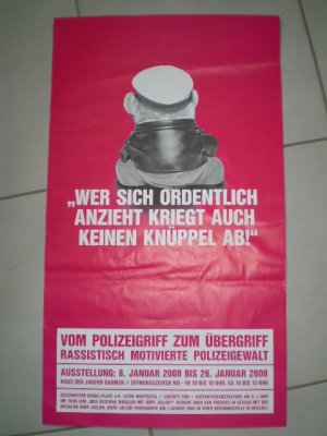 "Wer sich ordentlich anzieht kriegt auch keinen Knüppel ab!" Vom Polizeigriff zum Übergriff. Rassistisch motivierte Polizeigewalt. Ausstellung: 8. Januar […]