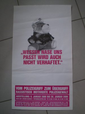 "Wessen Nase uns passt wird auch nicht verhaftet." Vom Polizeigriff zum Übergriff. Rassistisch motivierte Polizeigewalt. Ausstellung: 8. Januar 2008 - […]