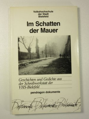 Im Schatten der Mauer - Geschichten und Gedichte aus der Schreibwerkstatt der VHS-Bielefeld