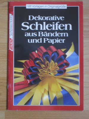 Dekorative Schleifen aus Bändern und Papier