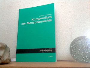 gebrauchtes Buch – Hollaender, Adrian Eugen – Kompendium der Menschenrechte. - Mit einem Vorw. von Franz Matscher / (=Leykam-Kurzlehrbücher).