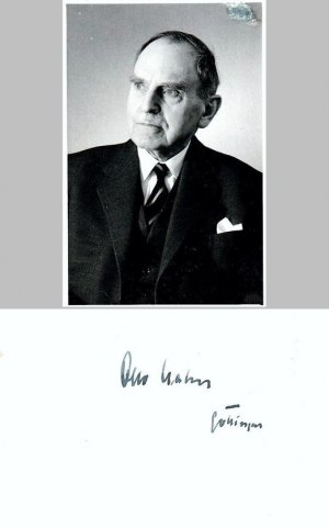 Chemiker, und Nobelpreisträger (1879-1968). Portraitfoto (6.6 x 11,5 cm) mit eigenh. U. und Ortsangabe auf der Rückseite.