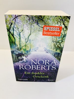 gebrauchtes Buch – Nora Roberts – Ein dunkles Geschenk