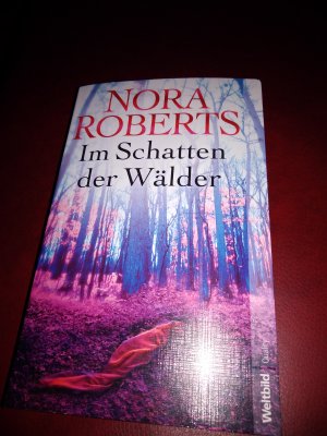 gebrauchtes Buch – Nora Roberts – Im Schatten der Wälder