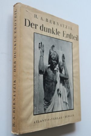 Bernatzik, Hugo Adolf: Der dunkle Erdteil. Afrika. Landschaft / Volksleben. Berlin, Atlantis-Verlag, 1930. * Mit 256 ganzseitigen Abbildungen und 1 Karte […]