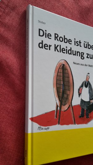 gebrauchtes Buch – Rolf Stober – Die Robe ist über der Kleidung zu tragen - Neues aus der Welt der Paragraphenreiter.