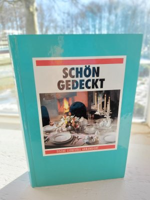 Schön gedeckt (Tische liebevoll arrangiert)