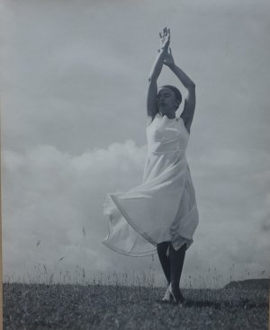 Orig. Fotografie (Vintage, Gelatinesilber) - Tänzerin des Bodebunds Jena bei Gymnastikübung, um 1925