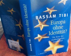 gebrauchtes Buch – Bassam Tibi – Europa ohne Identität?    Die Krise der multikulturellen Gesellschaft.