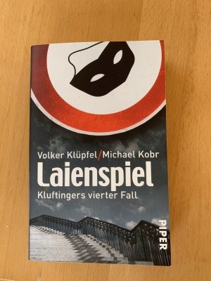 gebrauchtes Buch – Klüpfel, Volker; Kobr, Michael – Laienspiel - Kluftingers vierter Fall