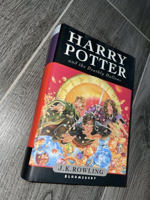 gebrauchtes Buch – Rowling, Joanne K – Harry Potter and the Deathly Hallows - Children's Edition