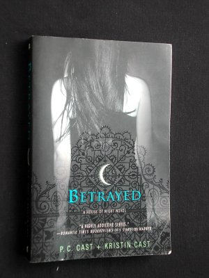 gebrauchtes Buch – Cast, P.C. + Cast – Betrayed