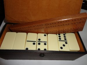 Doninoes Double-Six with Cribbage Board - im Lederetui - Topzustand