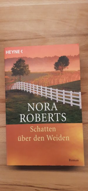 gebrauchtes Buch – Nora Roberts – Schatten über den Weiden