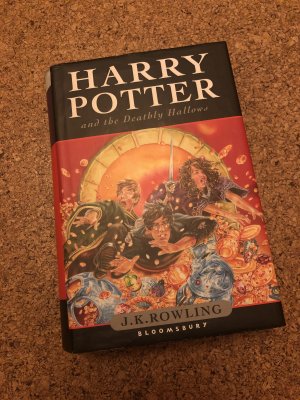 gebrauchtes Buch – Rowling, Joanne K – Harry Potter and the Deathly Hallows - Children's Edition