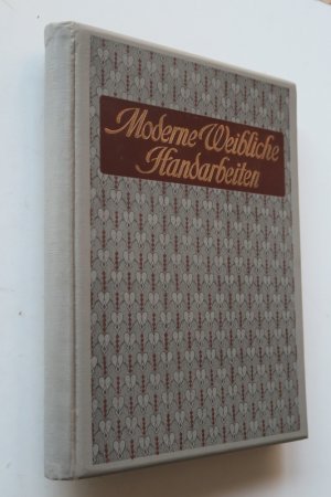 Schmidt, C. W. Moderne weibliche Handarbeiten und verwandte textile Künste, ihr Wesen und ihre Bedeutung. Dresden, Verlag Wilhelm Baensch, (1908). * Mit […]