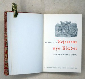 Kejserens nye Klaeder. Paa femogtyve sprog. Les habits neufs de l’empereur. En vingt-cinq langues.