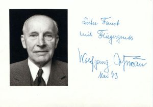 Pilot, Militär und Luftfahrtpionier (1893-1977). Autogrammkarte mit Original-Porträtfoto u. eigenh. Widmung mit U. und Datum. - Mit Kuvert.