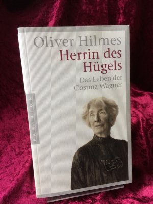 gebrauchtes Buch – Oliver Hilmes – Herrin des Hügels. Das Leben der Cosima Wagner.