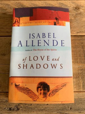 gebrauchtes Buch – Isabel Allende – Of Love and Shadows