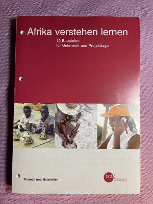 gebrauchtes Buch – Themen und Materialien: Afrika verstehen lernen. 12 Bausteine für Unterricht und Projekttage