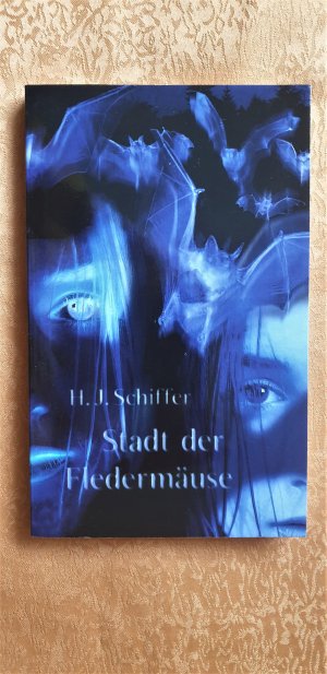 gebrauchtes Buch – Schiffer, H J – Stadt der Fledermäuse