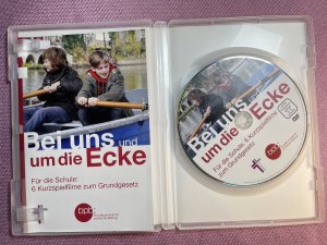 gebrauchtes Buch – Bei uns und um die Ecke. Für die Schuzle: 6 Kurzspielfilme zum Grundgesetz