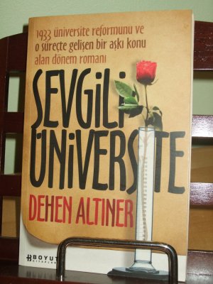 Sevgili Üniversite ___ 1933 Üniversite reformunu ve o sürecte gelisen bir aski konu alan dönem romani ___ mit Widmung des Autors