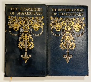 antiquarisches Buch – THE COMEDIES OF SHAKESPEARE + THE HISTORIES & POEMS OF SHAKESPEARE / Goldgeprägt und ledergebunden