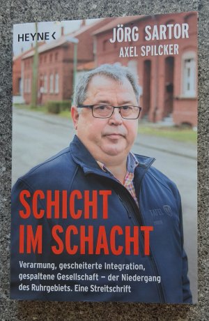 gebrauchtes Buch – Sartor, Jörg; Spilcker, Axel – Schicht im Schacht - Verarmung, gescheiterte Integration, gespaltene Gesellschaft - der Niedergang des Ruhrgebiets. Eine Streitschrift