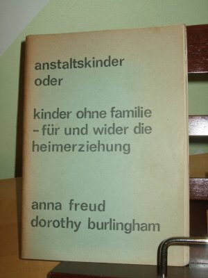 gebrauchtes Buch – Anna Freud und Dorothy Burlingham – Anstaltskinder oder Kinder ohne Familie - für und wieder die Heimerziehung