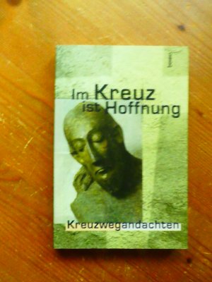 gebrauchtes Buch – o. A. – Im Kreuz ist Hoffnung. Kreuzwegandachten