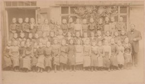 antiquarisches Buch – Fotografie – Fotografie Gruppenbild Klassenfoto um 1900, Mädchen, Schulkasse