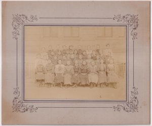 antiquarisches Buch – Fotografie – Fotografie Gruppenbild Klassenfoto um 1900, Mädchen, Schulkasse, Mädchenschule