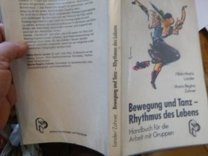 gebrauchtes Buch – Lander, Hilda M und Maria R Zohner – Bewegung und Tanz - Rhythmus des Lebens: Handbuch für die Arbeit mit Gruppen