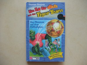 gebrauchtes Buch – Thomas Brezina – Ein Fall für dich und das Tiger-Team. Das Phantom auf dem Fußballplatz. Mit Detektivausrüsting (vollständig)