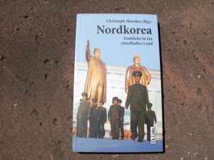 gebrauchtes Buch – Moeskes, Christoph  – Nordkorea. Einblicke in ein rätselhaftes Land. Mit 25 farbigen Abbildungen auf Tafeln.