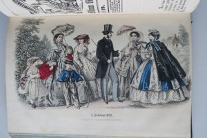 antiquarisches Buch – MODE. - Allgemeine Muster-Zeitung. Album für weibliche Arbeiten und Moden. Kompleter Jahrgang mit 24 Heften 1858. 12 fein kolorierten lithographischen Tafeln mit Damen- und Kindermoden. - Kollationiert, vollständig. - KEIN Repri – MODE. - Allgemeine Muster-Zeitung. Album für weibliche Arbeiten und Moden. Kompleter Jahrgang mit 24 Heften (jeweils mit Titelblatt). Stuttgart, Engelhorn & Hochdanz, 1858 * Mit 24 großen wiederholenden Titelvignetten, 12 fein kolorierten lithographischen Tafeln mit Damen- und Kindermoden, Textholzschnitten und 3 mehrfach gefalteten Tafeln (jeweils beidseitig mit Noten). * VIII, 384 S. Blindgeprägter Leineneinband der Zeit mit goldgeprägtem Rückenstitel und marmoriertem Schnitt.